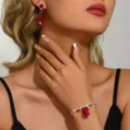 Primo piano dettagliato di orecchini e braccialetto in cristallo rosso scintillante. - Bracciale+Orecchini / Rosso