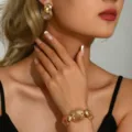 Dettaglio degli orecchini e del bracciale in filigrana d'oro dal design elegante. - Set Orecchini + Bracciale (MS165-9) / Oro