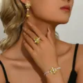 Elegante conjunto de joyas de flores de circón con pendientes anillo y pulsera. - Pendientes Amarillos Y Pulsera Y Anillo
