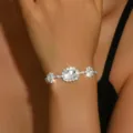Bracciale strass cristallo argento polso dettaglio primo piano lucido festa sposa gioielli - Bracciale / Argento