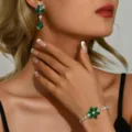 Vue détaillée de l'élégant ensemble de bijoux en zircon vert fleurs et gouttes. - Boucles d'Oreilles Vertes Et Bracelet