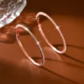 Primo piano di eleganti orecchini a cerchio in strass oro rosa scintillanti dettagli. - 6.50cm / Oro rosa