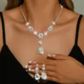 Vista dettagliata del set di collana e orecchini pendenti con strass di cristallo. - Set da 2 Pezzi (Collana+Orecchini) / Argento