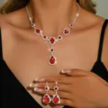 Dettaglio in primo piano di collana con strass di cristallo rosso e orecchini. - Set da 2 Pezzi (Collana+Orecchini) / Rosso
