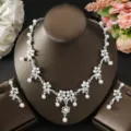 Set di gioielli con collana e orecchini da sposa in perle di strass vista dettagliata. - Stile Goccia d'Acqua Floreale (80803101) / Argento