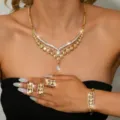 Lusso Oro Strass Collana Dichiarazione Anello Bracciale Gioielli Set per Donna Festa Prom - Set da 3 Pezzi Disco Tondo Intagliato (MS306-8)