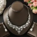 Vista dettagliata di collana e orecchini in cristallo argentato per matrimonio da sposa. - Set di Collana con Ciondolo 3D (80828101)