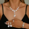 Splendido set di gioielli da sposa in strass con collana, orecchini e bracciale scintillanti a goccia. - Set 4 Pezzi (Collana Bracciale Orecchini Anello) / Argento