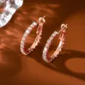 Dettaglio ravvicinato di orecchini a cerchio in oro rosa con strass, cristalli luminosi e chic. - 2.5cm / Oro rosa