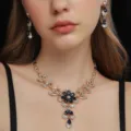 Dettaglio in primo piano di un lussuoso set di collana e orecchini da sposa eleganti. - Stile Vite di Fiori (80803608)