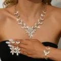Completo di gioielli dorati con foglie in strass, collana, orecchini e bracciale eleganti. - Set da 3 Pezzi Foglia Pieno di Strass (MS308-6)