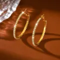 Splendidi orecchini a cerchio grandi in strass dorati, gioielli moda per feste ed eventi. - 4.2cm / Oro