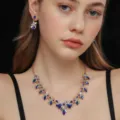 Primo piano dettagliato della collana elegante con cristalli blu e orecchini abbinati. - Stile Grappolo di Fiori Splendido (80820808)