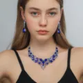 Splendido set di gioielli da sposa in cristallo blu collana e orecchini primo piano dettagli. - Stile Goccia d'Acqua Argentata (80828108)