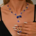 Dettaglio set collana orecchini strass fiori gioielli cristallo blu brillante - Stile Ramo Floreale (80830608)