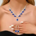Elegante set di gioielli da sposa con strass blu, collana brillante e orecchini abbinati. - Set Due Pezzi Collana Orecchini Goccia Marquise Blu Scuro (80827308)