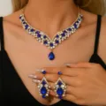 Elegante set di gioielli da sposa con collana e orecchini in strass con dettagli in cristallo blu. - Stile Strass Blu Bianco a V (80866008)
