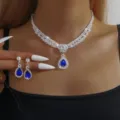 Splendido set di collana e orecchini da sposa con strass a goccia, vista dettagliata. - Set Collana Orecchini Zaffiro Catena a Artiglio Multistrato (80834708)