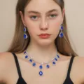 Set collana e orecchini con strass a goccia blu, elegante gioiello da sposa in primo piano. - Collana Orecchini Cristallo Artificiale Goccia d'Acqua Blu Scuro (80839008)