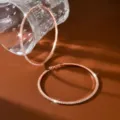 Primo piano molto dettagliato di grandi orecchini a cerchio in strass oro rosa. - 8.5cm / Oro rosa
