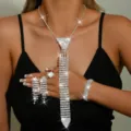 Prachtige strass stropdas ketting oorbellen ring armband set bruid sieraden detail - Zilver