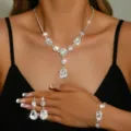 Squisito set di gioielli in strass con collana scintillante, orecchini abbinati e braccialetto. - Set da 3 Pezzi (Collana+Orecchini+Bracciale) / Argento