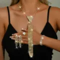 Close-up van sprankelende strass stropdas ketting en bijpassende set, elegant design. - Goud