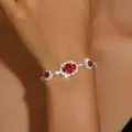 Elegante bracciale argentato con pietre rosse brillanti e dettagli in zirconi luminosi. - Bracciale / Rosso