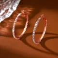 Primo piano dettagliato di orecchini a cerchio con strass scintillanti in oro rosa. - 4.2cm / Oro rosa