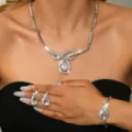 Splendido set collana orecchini bracciale goccia strass lega argento dettaglio in primo piano - Set di 3 pezzi / Argento