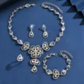 Elegantes silberfarbenes Strass-Blumen-Schmuckset mit Halskette, Ohrringen, Armband und Ring. - Silber 4-Teiliges Set