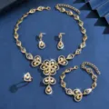 Goldener Strass Blumen Schmuckset mit Halskette, Ohrringen, Ring und Armband für Damen. - Gold 4-teiliges Set