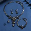 Elegantes Kristall Blumen Halskette Ohrringe Ring Armband Schmuckset für Damen Hochzeit. - Schwarzes 4-teiliges Set