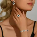 Dettaglio in primo piano del set di gioielli in cristallo verde con anello e bracciale brillanti. - Orecchini E Bracciale E Anello Verdi (84868606)