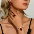 Stupendo set di gioielli goccia in zircone rosso dettaglio primo piano orecchini anello. - Orecchini Bracciale e Anello / Rosso