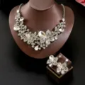 Primo piano dettagliato di lussuosa collana e splendidi orecchini con cristalli. - Bianco