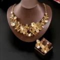 Squisito set di collana e orecchini in cristallo, primo piano dettagliato di pietre scintillanti. - Champagne