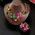 Squisito set di collana e orecchini con farfalla in cristallo colorato, gioielli da sposa di lusso. - Colorato