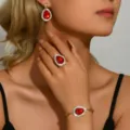 Elegante set di gioielli in cristallo rosso con orecchini anello e bracciale per donne alla moda. - Orecchini Oro Rosso E Anello E Bracciale (84848703)