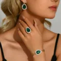 Dettaglio elegante set di gioielli in cristallo verde con orecchini, anello e bracciale. - Orecchini Oro Verde E Anello E Bracciale (84848706)