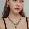 Set collana e orecchini strass floreali retro eleganti, scatto dettagliato di gioielli. - Collezione Floreale Vintage Pietra Verde (80802806)