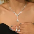 Elegante set di collana e orecchini pendenti con strass, perfetto per feste e serate. - Set da 2 Pezzi (Collana+Orecchini) / Argento