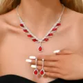 Primo piano di dettaglio della collana e orecchini pendenti in cristallo rosso. - Stile Set Due Pezzi Combinazione Goccia Marchesa (80827303)