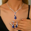 Vista ravvicinata della splendida collana e orecchini con cuore in strass blu. - Set Collana Orecchini Pave Cuore Zaffiro (80866208)
