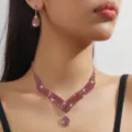 Primo piano dettagliato di elegante set di collana a V in strass di cristallo rosso e orecchini. - Stile Set Gioielli Goccia a V (80830703)