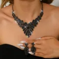 Splendido set di collana e orecchini con strass neri in stile scuro, ideale per feste. - Stile (MS294-4)