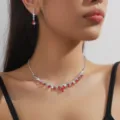 Dettaglio di set collana e orecchini in cristallo rosso brillante con pietre scintillanti. - Stile Set Gioielli Goccia Semplificato (80830903)