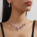 Set collana e orecchini con cristalli rossi e strass vista dettagliata per moda donna. - Stile Set Gioielli Micro-Pavé Marchesa (80831003)