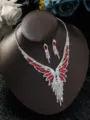 Primo piano dettagliato di un set collana e orecchini in cristallo rosso con strass luminosi. - Stile Set Gioielli Strass Marchesa (80848603)