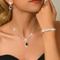 Primo piano dettagliato di collana in zircone nero a goccia scintillante e bracciale coordinato. - Set Collana Orecchini Bracciale (85869511) / Argento/Nero